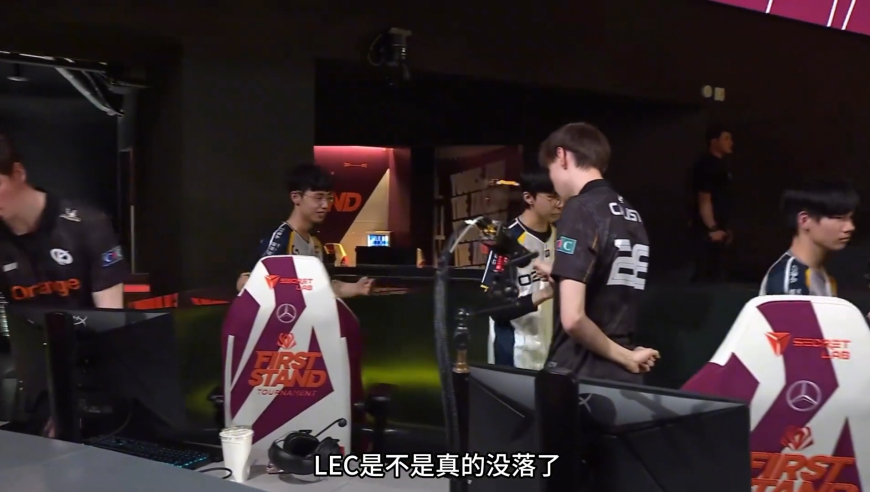 夫妻打闹 儿子看到后立刻保护妈妈,香港本港台现场直播结果,精准解释落实及其象征意义_标配版V5.100